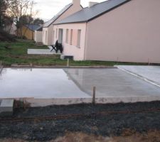 TERRASSE TERMINEE 
On voit bien que la pente a été respectée pour la terrasse à la vue de l'eau stagnante.