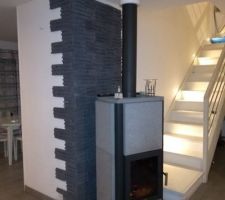 Aménagement du mur derrière le poêle