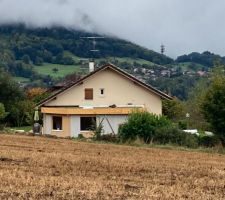 Début des menuiseries avec mise en place des 4 fenêtres de l?extension