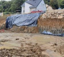 Vue sur les éboulements au bas des bâches à gauche et à droite