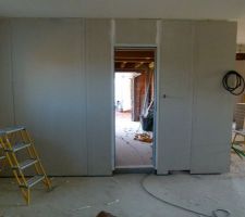 Cellier avec vue sur le garage