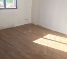 Du carrelage parquet pour avoir chaud l'hivers avec le plancher chauffant. en plus cela se nettoie super facilement.