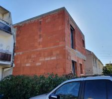 Le voisin a coupé ses arbres :) c'est bon pour le ravalement !