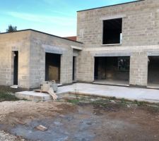 Maison hors d'eau et appuis de fenêtres posés