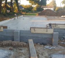 Préparation du surbot en périphérie de dalle et plots terrasse. Vue sur le futur salon.