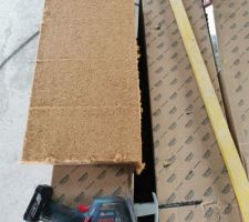 Découpe de la fibre de bois avec scie sabre