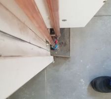 Problème sur la plinthe dans le cellier! Pour le constructeur CID c'est "acceptable" dans les tolérances... On le fera reprendre quand même!!!