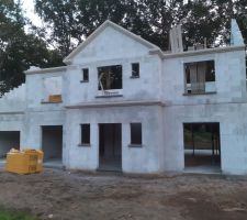 Les appuis de fen&ecirc;tres sont pos&eacute;s au fur et &agrave; mesure...
Demain, le reste sera fait ainsi que le second pignon...