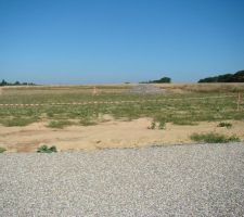 Le maçon a déjà implanté la zone de terrassement pour que l'on puisse commencer le terrassement.