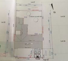 Plan de la maison sur le terrain.
Devant de la maison exposé nord, soit 2 chambres, 2 salles de bain et les toilettes.
Arrière de la maison exposé sud/ouest soit la pièce de vie, la cuisine, le cellier et une chambre