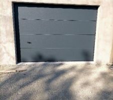 Porte de garage posée.