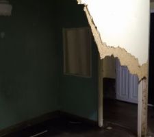 La cloison arrachée et le placoplâtre du plafond