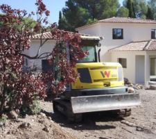 Le retour de la pelleteuse (ter) pour le remblai de la piscine et la création de l'allée devant le garage (enfin) - 16/10/21