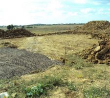 Le terrassement terminé : On a essayé de trier un peu la terre végétale supérieure des cailloux plus profonds.