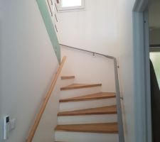 Résultat de l'escalier (il reste plus qu'à enduire/peindre la cloison centrale, ça traine depuis un an!) : 
De base c'est un escalier béton brut personnalisé, balancé.
On a posé des planches de chêne, qui ont été découpées dans du plan de travail puis vitrifiés, et collées au sikaflex. Les parties verticales sont enduites et peintes en blanches
On a ajouté une rambarde alu/chêne leroy merlin, puis 2nde rembarde basse pour les enfants.
Très contents du résultat, aussi bien pour l'aspect pratique (large, pente douce, aucune vibration ni bruit) qu'esthétique