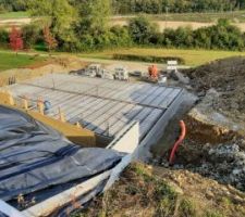 Finalement toujours pas de dalle, mais les murs de soutènement avancent