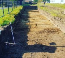 Notre accès chantier en cours. Vu le décaissement, je pense que les camions pourront rouler sans problème! En général on décaisse de 40 cms mais là on a beaucoup plus comme il s'agit d'un champs, le terre est molle...