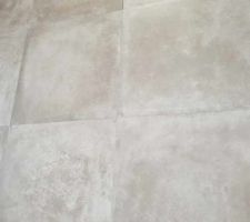 Notre choix pour la MAP : nous avons pris le forfait supérieur au nôtre pour le carrelage car nous avions prévu du 60/60 et finalement énorme coup de coeur pour ce 80/80 beige naturel. Je n'avais plus envie de gris! L'imitation parquet ce sera pour la suite parentale mais on ne sait pas encore quelle teinte.