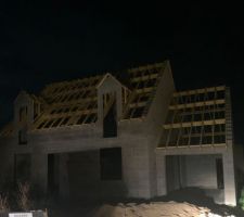 Super les travaux ont repris avec la charpente. De nuit dommage mais bon on voit quand meme