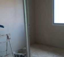 Les cloisons sont presque toutes pos&eacute;es et les pl&acirc;tres sont termin&eacute;s.