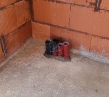 Erreur d'acheminement des tuyaux au RDC qui doivent rester au sous-sol