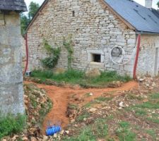 Tanchée pluviale entre maison et grange
