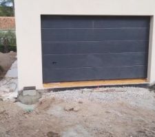 Pose de 2 regards devant le garage pour les  gaines télécom et électricité portail - 21/10/21