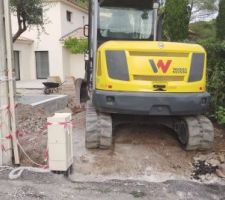 Passage de la pelleteuse entre le coffret EDF et le mur de mon voisin pour la mise en forme du terrain côté sud et la pose d'une buse pour le bassin de rétention - 21/10/21