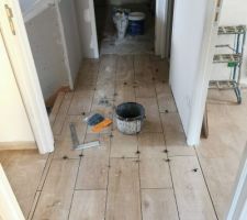 Finalement palier carrelé avec le reste de carrelage de la salle de bain et des WC. Le parquet sera uniquement dans les chambres.