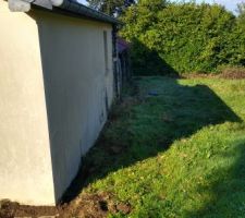 Bas du mur enterré et arrière de la maison