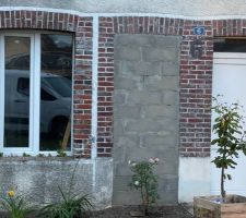 Facade avec ancienne porte rebouchée et fenetre mono battant a 55cm du sol