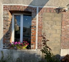 Facade avec ancienne porte rebouchée et fenetre mono battant a 55cm du sol