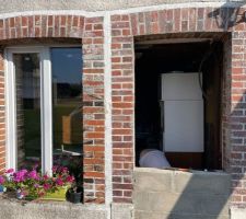 Facade avec ancienne porte rebouchée et fenetre mono battant a 55cm du sol