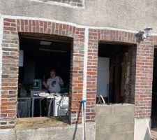 Facade avec ancienne porte rebouchée et fenetre mono battant a 55cm du sol