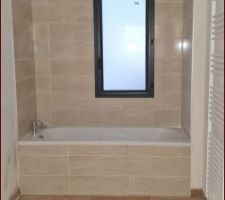 Joints du carrelage de la salle de bain faits