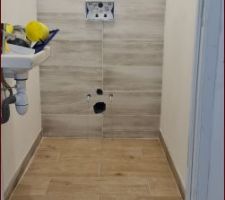 Joints du carrelage des wc faits