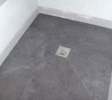 Idée sol de douche à l'italienne grands carreaux