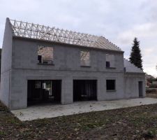 Avec vue de l'arrière, la maison a pris forme..
.