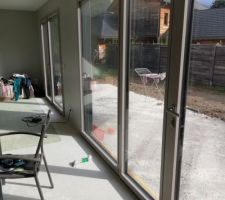 Le voisin démonte enfin sa clôture!