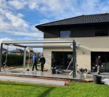 Pergola en cours de montage