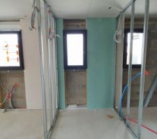 Isolation hydrofuge + laine de verre + placostyl