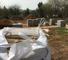 Ça suit sont cours, début avril les parpaings sont sur place