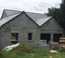 Voici une vue de la rue. toiture terminée. début juillet