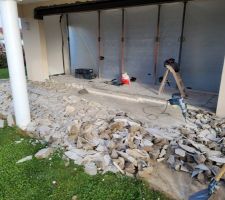 Démolition de la terrasse car la dalle b est pas isolée et va devenir une pièce de vie