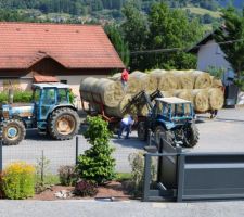 Comme chaque été, les fermiers chargent leur regain devant notre portail