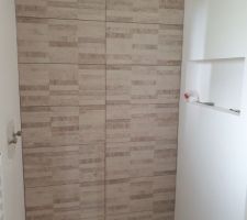 Fa&iuml;ence commenc&eacute;e dans la salle d'eau