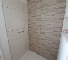 Fa&iuml;ence commenc&eacute;e dans la salle d'eau