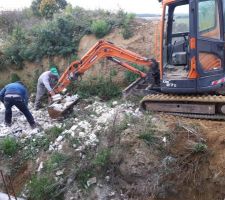 Ramassage des gravats laissés par le maçon