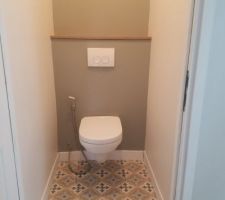 Wc avec carreaux de ciment au sol pour châteaubourgone
