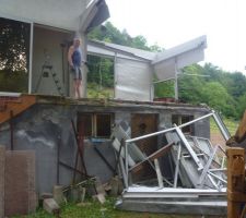 On attaque !! d&eacute;molition de la vieille v&eacute;randas au tractopelle